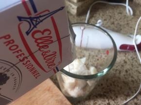 再加入适量的淡奶油；