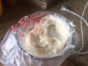 准备一个裱花袋，装上自己喜欢的花型嘴，把山药泥，放入裱花袋中；