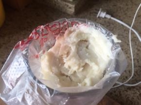 准备一个裱花袋，装上自己喜欢的花型嘴，把山药泥，放入裱花袋中；