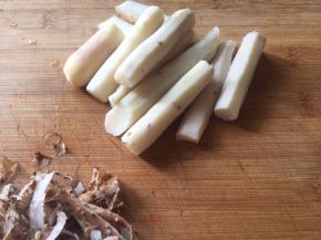 蒸熟的山药，削皮；