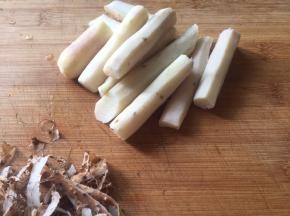 蒸熟的山药，削皮；