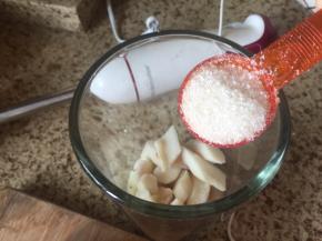 加入白糖一勺；