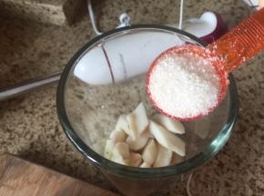 加入白糖一勺；