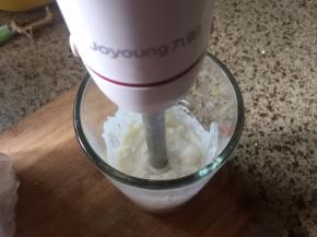 启动料理机，搅拌成泥状；