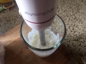 启动料理机，搅拌成泥状；