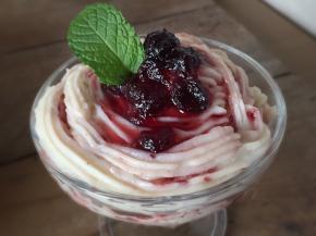 再上面淋上蓝莓酱，装饰下，就可以了；