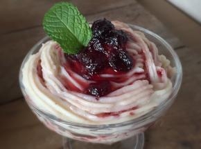 再上面淋上蓝莓酱，装饰下，就可以了；