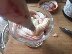 把山药泥挤入杯子；随意花型；