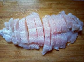 将洗干净的龙利鱼切小块。