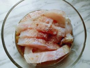 切好的龙利鱼块加入生抽，料酒，胡椒粉。