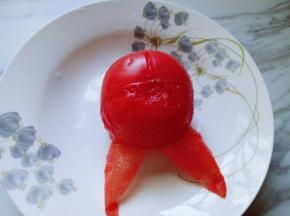 煮过的番茄凉一会剥皮很容易。