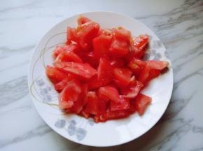 去了皮的番茄切丁。