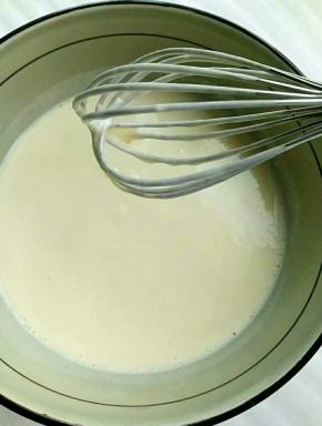 加入水，调成鸡蛋面糊，再加入盐，搅拌均匀