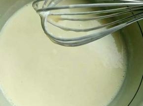 加入水，调成鸡蛋面糊，再加入盐，搅拌均匀