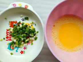 小葱洗干净切碎，剩下的2个鸡蛋打散备用（也可以直接把鸡蛋打散在饼上）