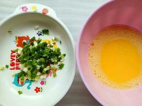 小葱洗干净切碎，剩下的2个鸡蛋打散备用（也可以直接把鸡蛋打散在饼上）