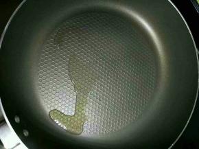 平底锅倒入少许油，烧热后转小火