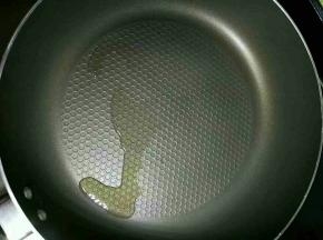 平底锅倒入少许油，烧热后转小火
