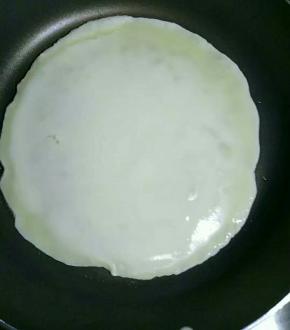 倒入鸡蛋面糊，等面糊表面凝固