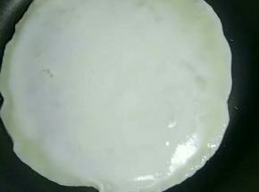 倒入鸡蛋面糊，等面糊表面凝固