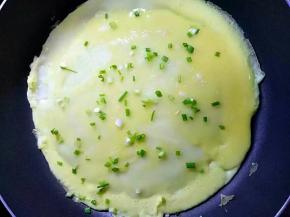 表面撒香葱碎，鸡蛋液凝固后翻面