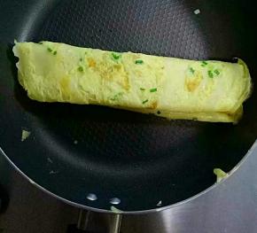 停一会卷起，关火，切断（也可刷上自己喜欢的酱，加入喜欢的蔬菜，肉类）