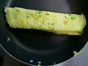 停一会卷起，关火，切断（也可刷上自己喜欢的酱，加入喜欢的蔬菜，肉类）