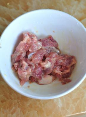 猪肉里加入蛋液和淀粉，抓匀。