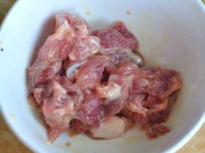 猪肉里加入蛋液和淀粉，抓匀。