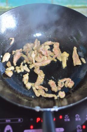 锅里倒入油，将肉片冷油下锅，慢慢升温至肉片变色，捞出备用。