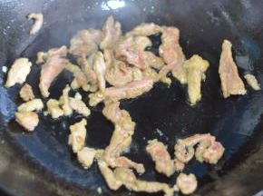 锅里倒入油，将肉片冷油下锅，慢慢升温至肉片变色，捞出备用。