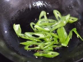 锅里倒入油，放入花椒炸香，放入尖椒翻炒。