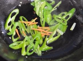 加入胡萝卜丝。