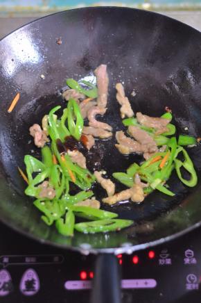 最后加入盐和蚝油。
