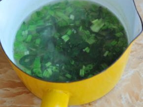 菠菜切碎，用开水焯10秒。