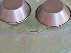 表面上盖上东西，或者覆盖一层保鲜膜。用蒸锅蒸8分钟。