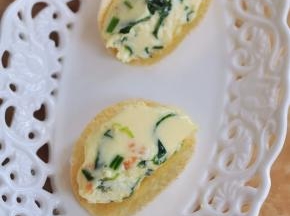 将蔬菜蛋羹用勺子舀一半，放在薯片上面。