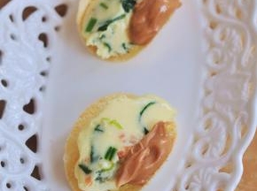 在蔬菜蛋旁边挤上花生酱。