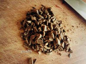 巧克力币切碎（或者直接用水滴状巧克力）