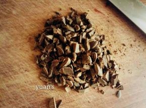 巧克力币切碎（或者直接用水滴状巧克力）