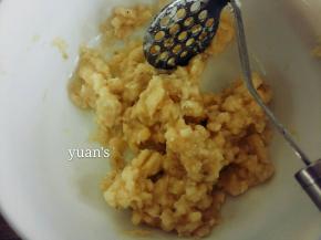 香蕉去皮压碎，香蕉选表面有黑点的，成熟度较高，口感会更甜。