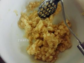 香蕉去皮压碎，香蕉选表面有黑点的，成熟度较高，口感会更甜。