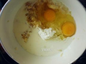 将鸡蛋，牛奶、糖倒入香蕉泥中搅拌均匀