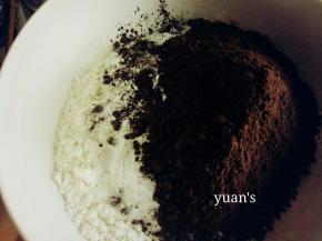 再加入可可粉混合均匀