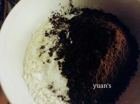 再加入可可粉混合均匀