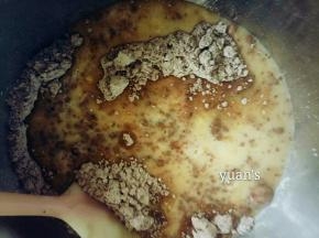 把刚才混合好的蛋液倒入混合好的面粉翻版或者横向搅拌，不要画圈，否则泡打粉容易消泡