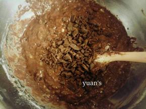 搅拌均匀以后加入巧克力碎拌匀