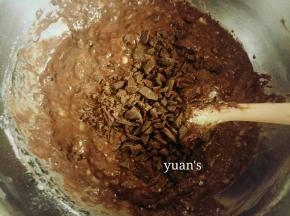 搅拌均匀以后加入巧克力碎拌匀