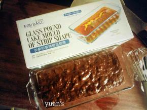 搅拌好的蛋糕液倒入法焙客磅蛋糕模具中，倒8分满即可