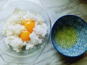 将鸡蛋洗干净，蛋白和蛋黄分开，蛋黄直接加入米饭中。(可以用分离器)